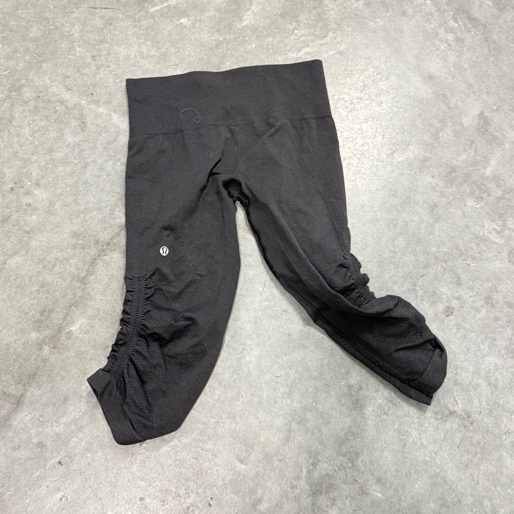Lululemon black ruched crop leggings small